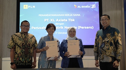 Direktur & Chief Enterprise Business and Corporate Affairs Officer XL Axiata, Yessie D. Yosetya (dua kiri), Direktur Retail dan Niaga PT PLN (PERSERO) bersama jajaran direksi XL Axiata dan PLN.(foto: istimewa)